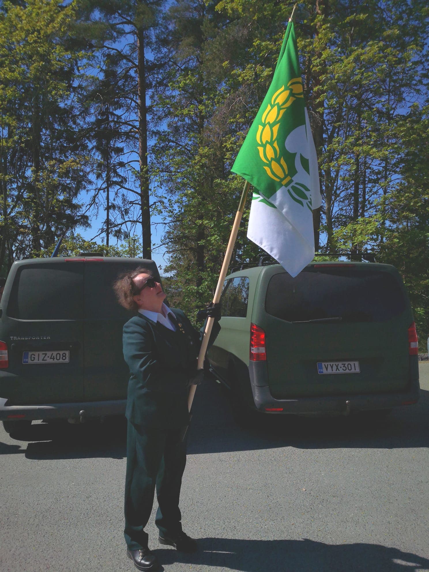 Aino Hirvijoki kantaa lippua.