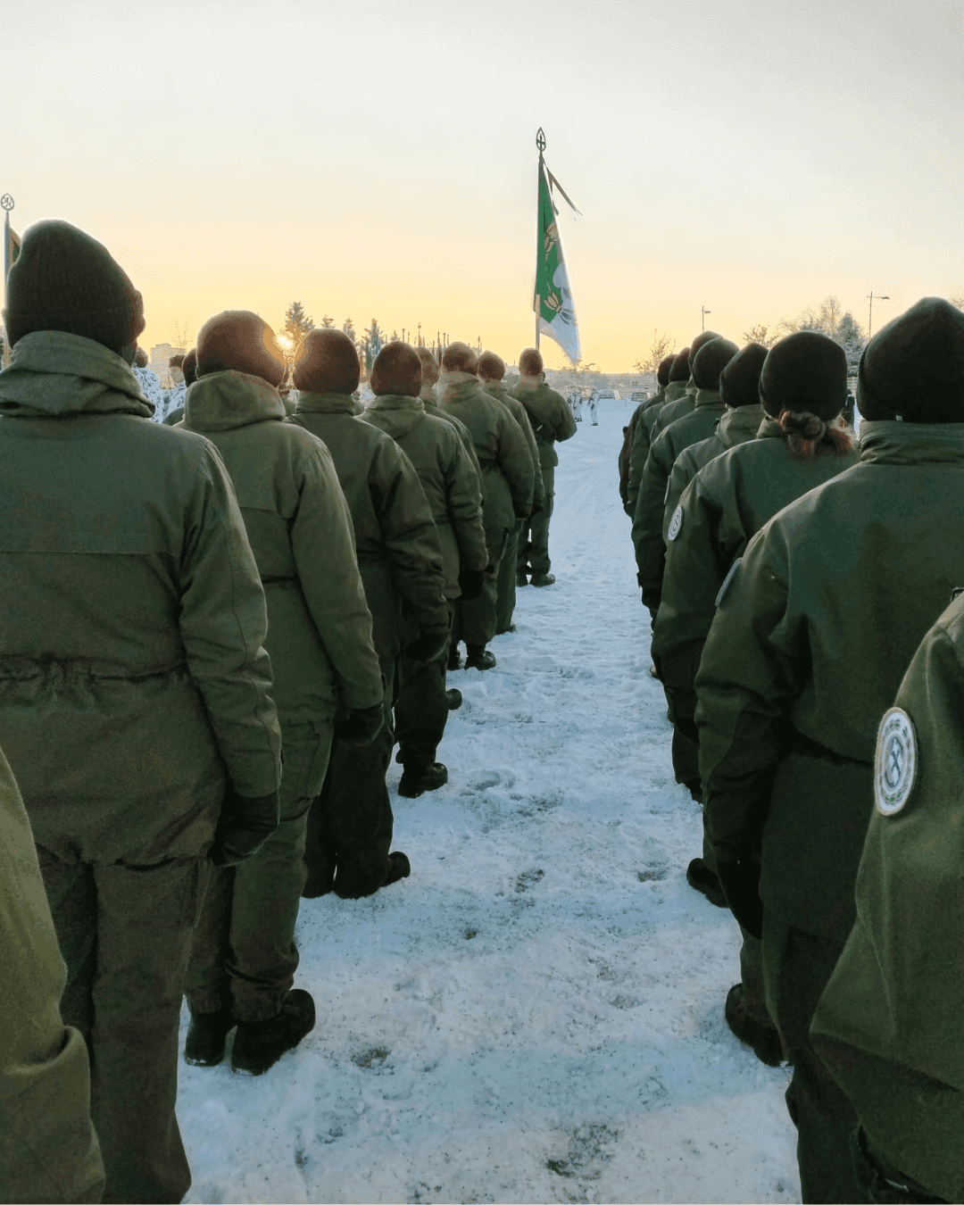 Sisaret valmistautuvat itsenäisyyspäivän marssiin.