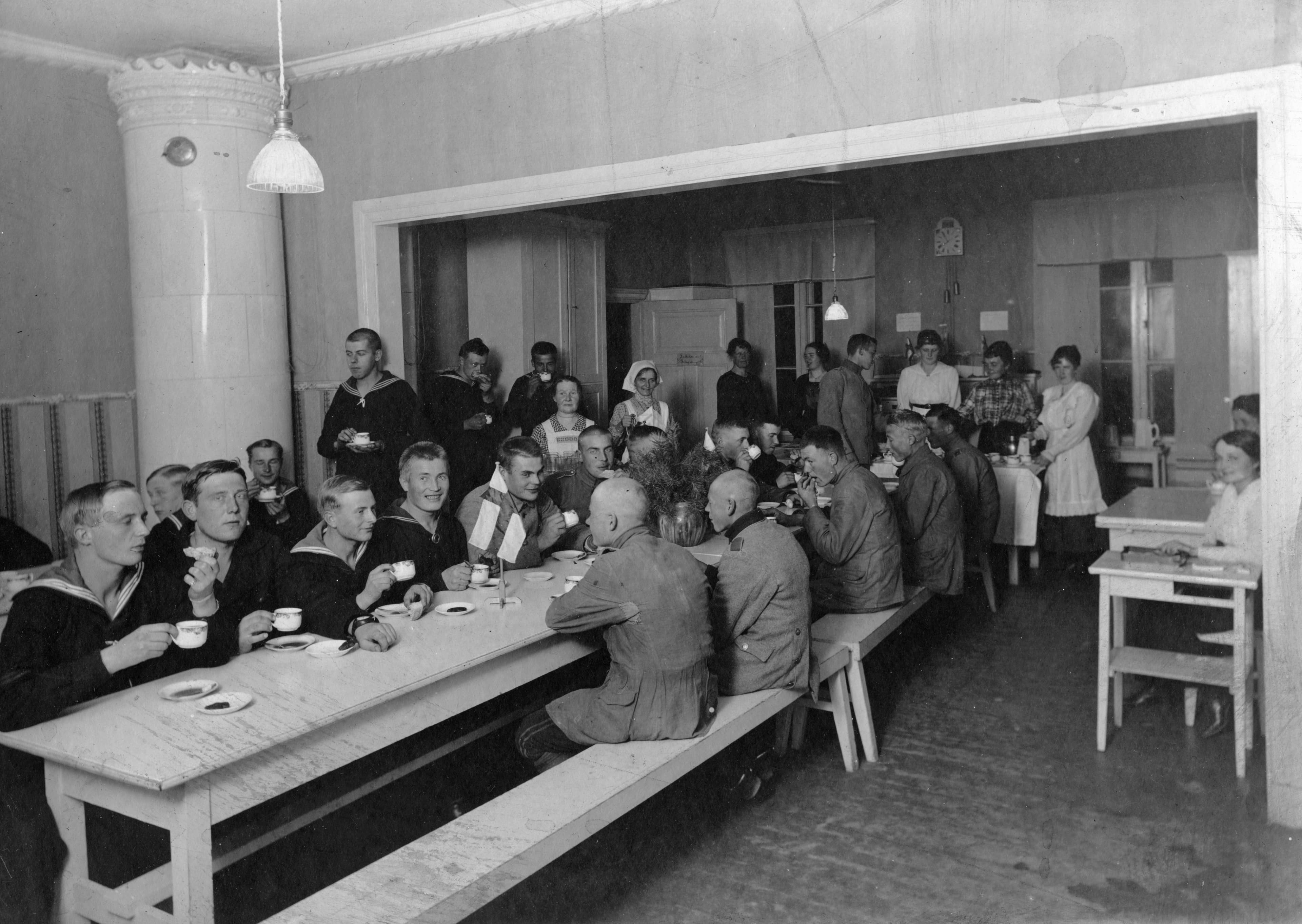 Antinkatu-13-sotilaskodin-ruokasali-1920-1930-luvulla.