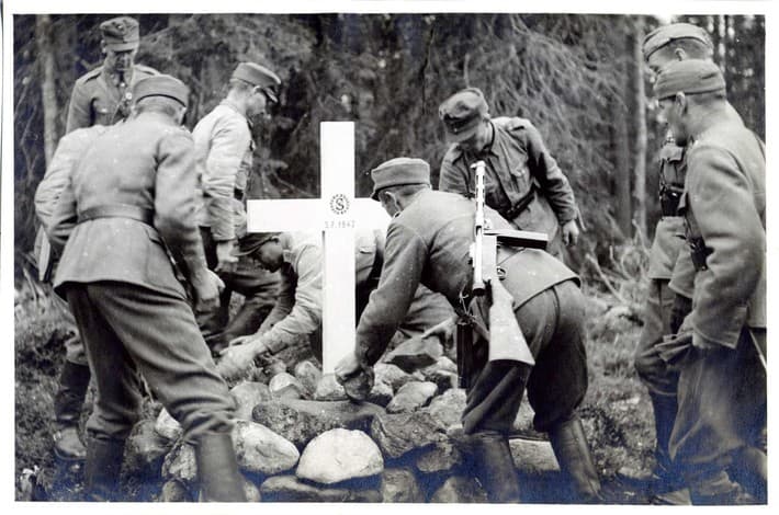 Murtovaaran_partisaani-iskun_paikalle_pystytettiin_muistomerkki_vuoden_kuluttua_tapahtuneesta_vuonna_1943