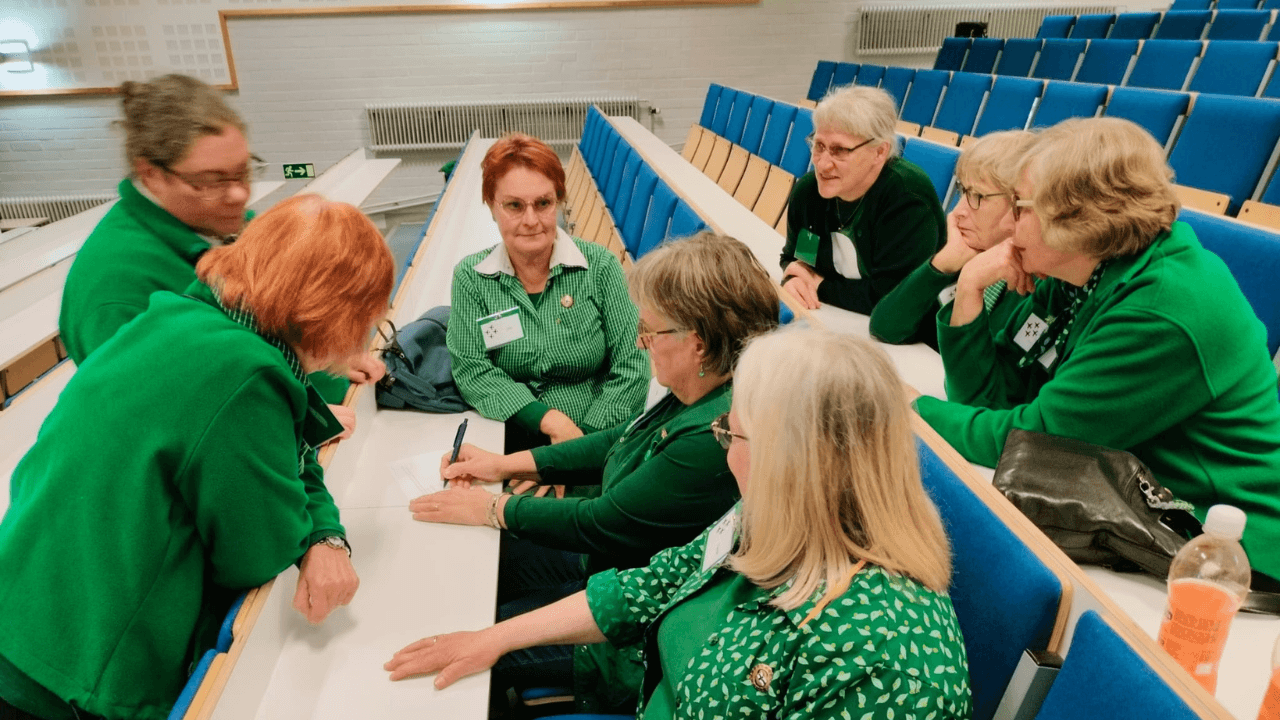 Soldathemssystrar planerar tillsammans.