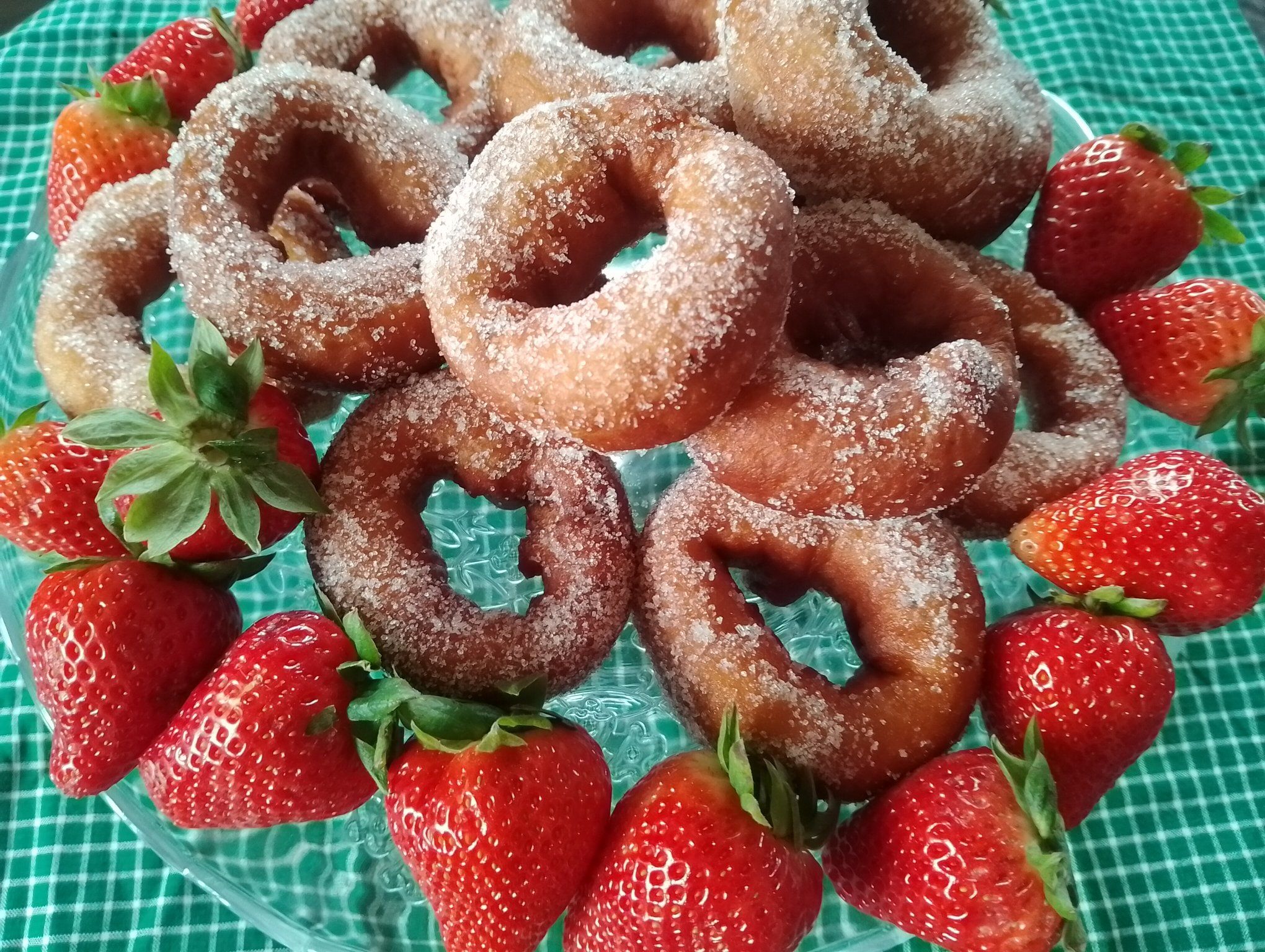 Munkkeja ja mansikoita tarjottimella.