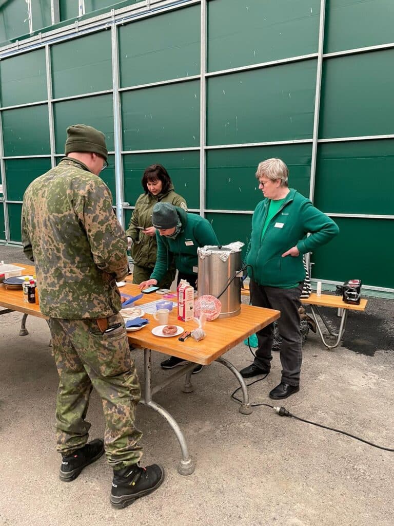 Liikkuvasotilaskoti - myyntipiste rakennettu halliin.