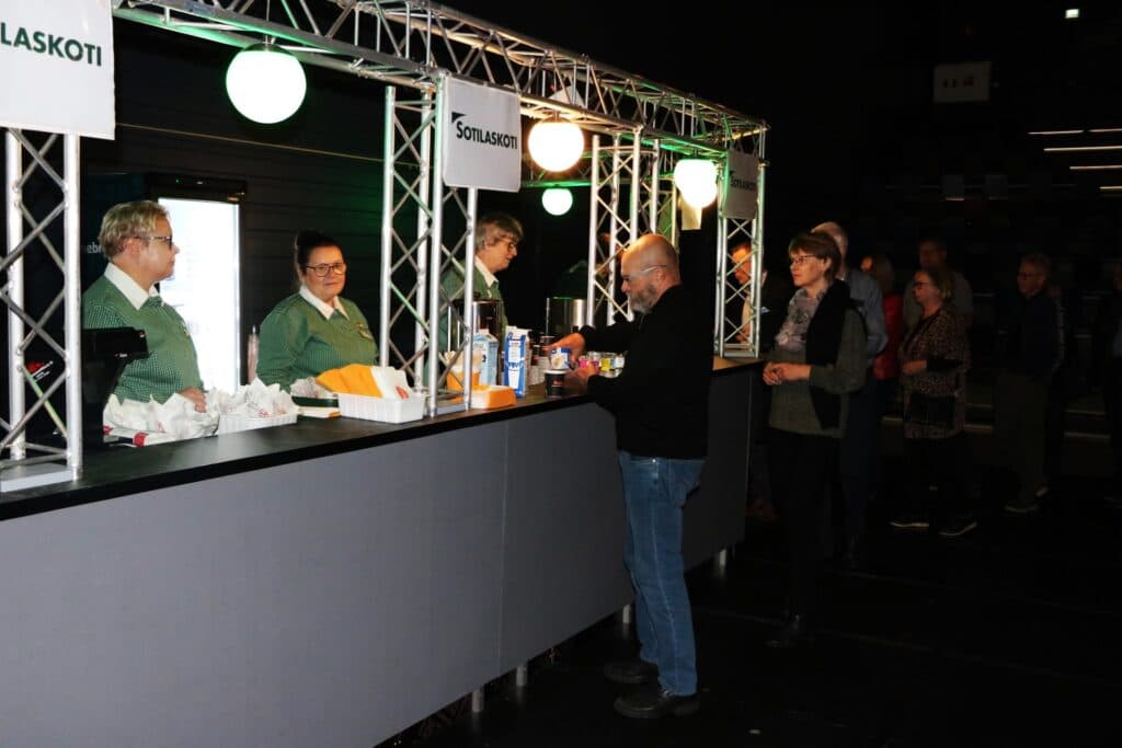 Ihmsiä jonottaa sotilaskotimyyntipisteelle