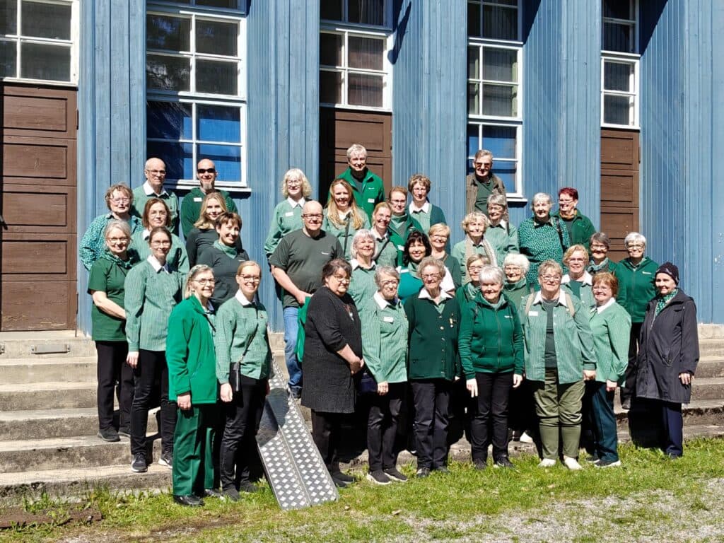 Sotilaskotiyhdistysten-jäseniä-ryhmäkuvassa.