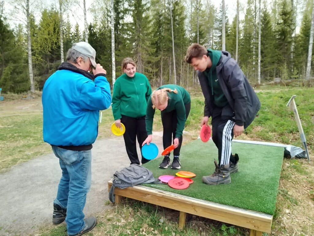 Joukke-valitsemassa-frisbeegolfkiekkoja.