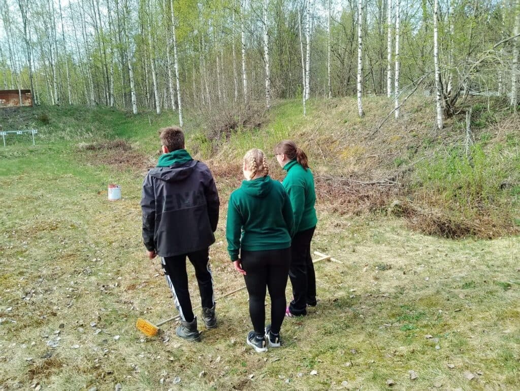 Kolmen-hengen-joukkue-tutustumassa-ampurataan.