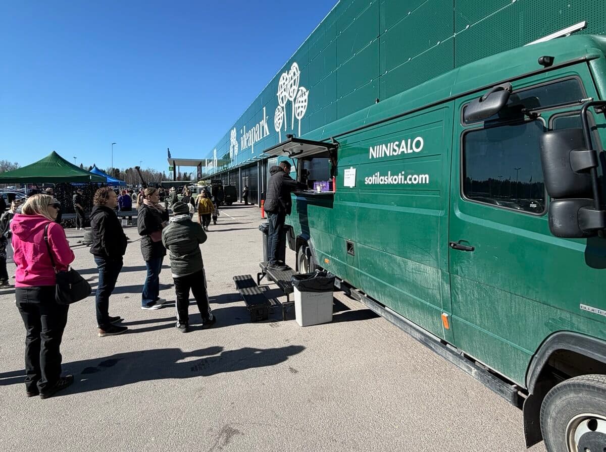 Väkeä jonottaa sotilaskotiautolle