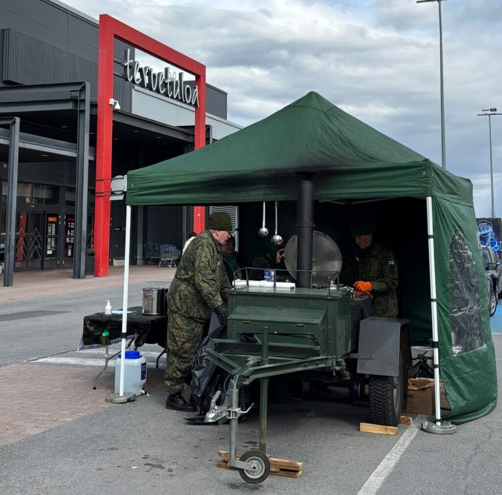 Sotilaskotiteltta Citymarketin edessä
