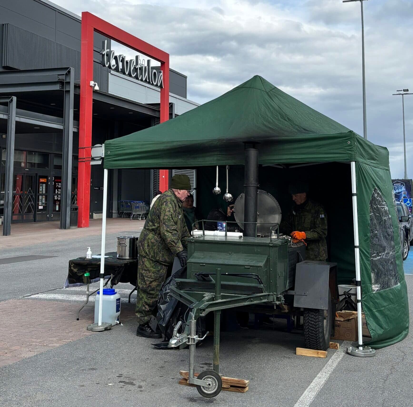Sotilaskotiteltta Citymarketin edessä